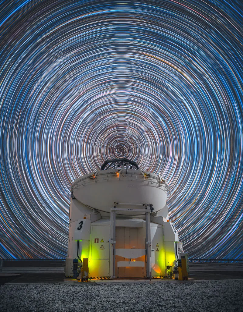NASA APOD’da Paranal Üzerindeki Yıldız İzleri Görüntülendi
