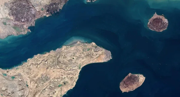 ABD İran'ın Lark Adası'na saldırdı