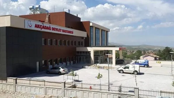 Malatya’nın Akçadağ ilçesinde evinde başından vurulmuş halde bulunan 52 yaşındaki Erdal Yücel, kaldırıldığı hastanede hayatını kaybetti.
