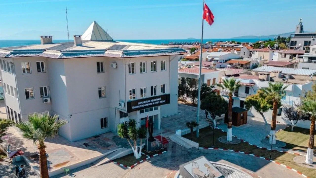 Seferihisar Belediyesine yönelik rüşvet soruşturmasında gözaltına alınan iki makam şoföründen M.K. tutuklandı, A.D. hakkında ev hapsi kararı verildi.