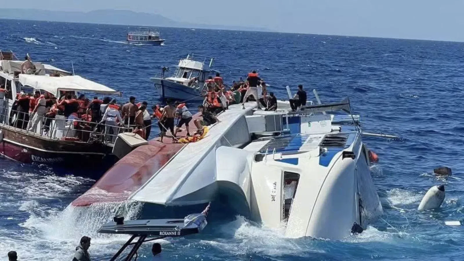 Silivri açıklarında ALSU ile TUĞBERK İMAMOĞLU isimli iki ticari gemi çarpışırken, 10 kişilik mürettebat için arama kurtarma çalışması başlatıldı.