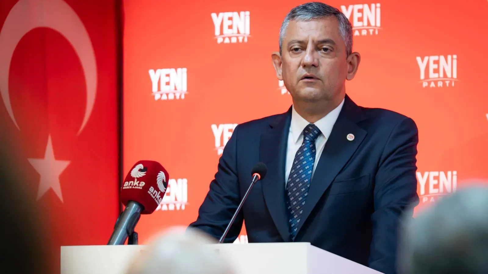 YENİ Parti Genel Başkanı Özgür Özel, kurucu milletvekilleriyle yaptığı toplantıda fezlekeler, saha çalışmaları ve seçim hazırlıklarını değerlendirdi.