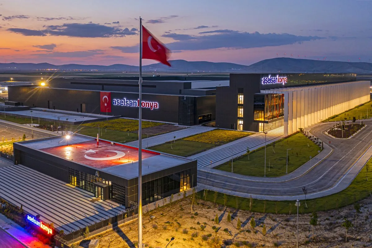 ASELSAN Konya Genel Müdürü Serhan Özsoy ile Konya İŞKUR İl Müdürü Önder Çiftci, gençlere yönelik İşbaşı Eğitim Programı iş birliği protokolünü imzaladı.