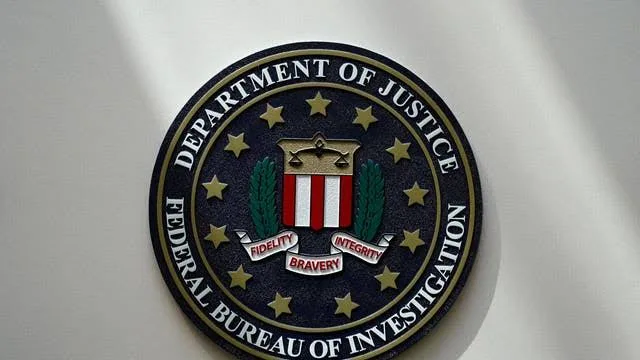FBI, ABD ordusuna yönelik savunma tedarik dolandırıcılığıyla suçlanan Onur Şimşek için 150 bin dolara kadar ödül açıkladı.