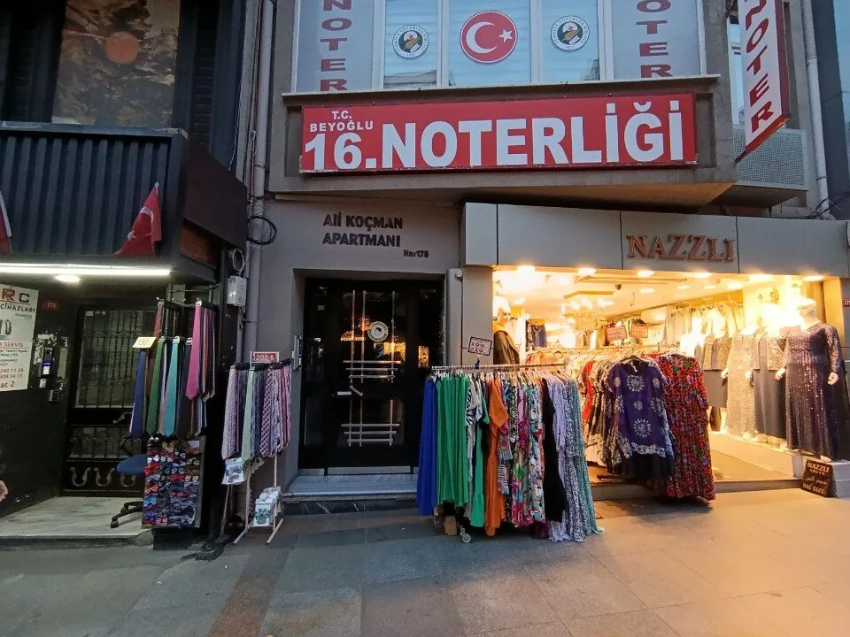 Emniyet Genel Müdürlüğü, ikinci el araç alım satımında noter çalışanı gibi davranarak para isteyen dolandırıcılara karşı vatandaşları uyardı.