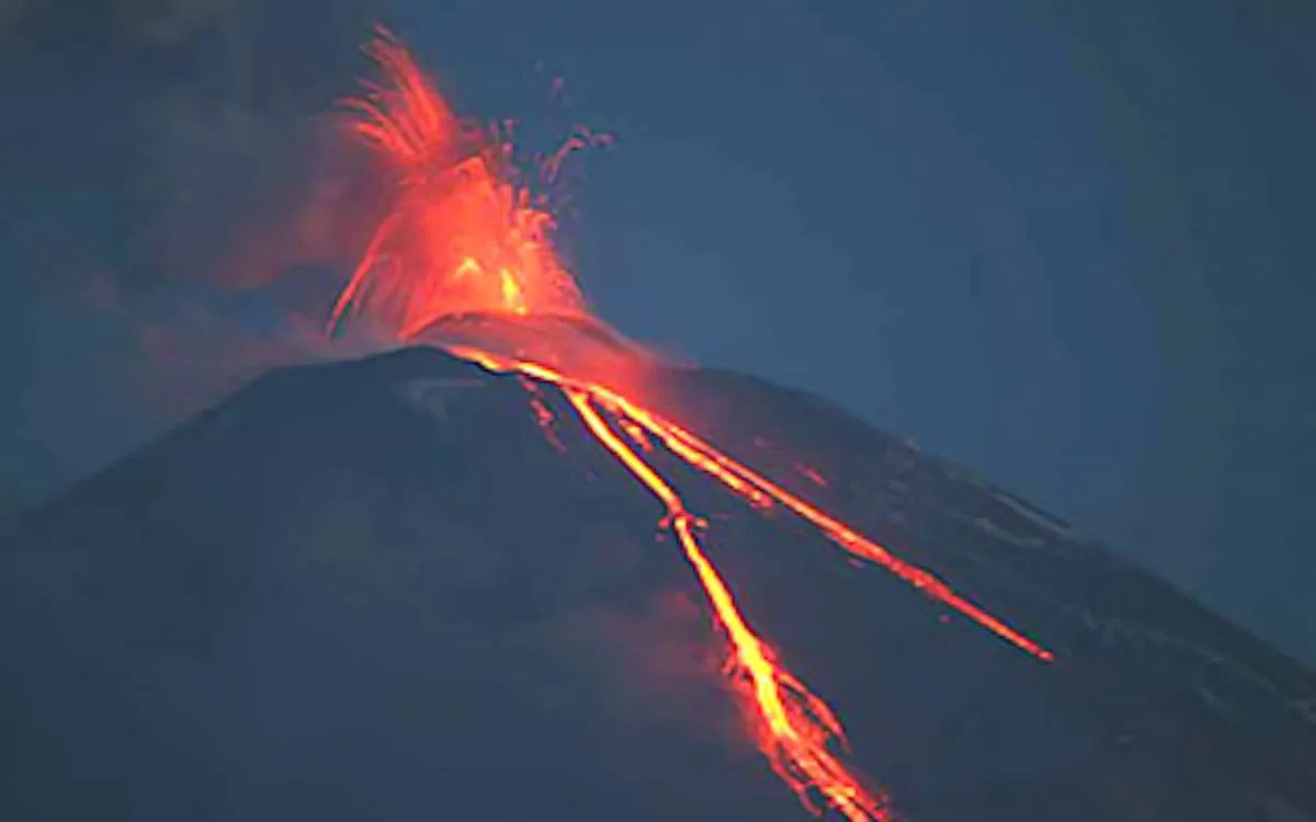Anak Krakatoa Yanardağı’ndan yayılan volkanik kül, Jakarta dahil Endonezya’nın birçok bölgesinde hava ulaşımını olumsuz etkiledi.