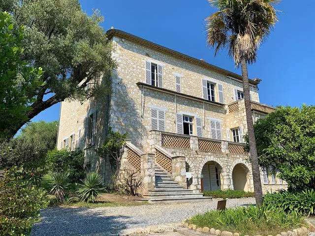 Fransız Rivierası’ndaki Cagnes-sur-Mer’de bulunan Renoir Müzesi’nden sabaha karşı yapılan soygunda üç tablo kayboldu.
