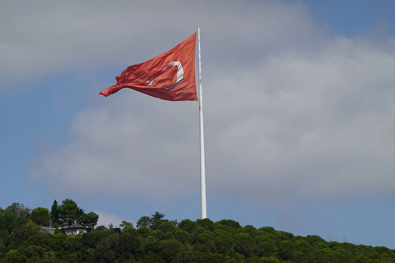Yunanistan’da yayımlanan To Vima gazetesi, Türkiye’nin ekonomik, askeri ve jeopolitik kapasitesini rakamlarla değerlendiren dikkat çekici bir analiz yayımladı.