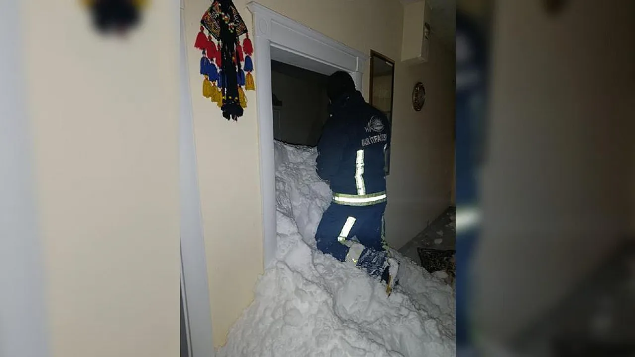 Van Çatak'ta Çığ Düştü: 22 Ev Boşaltıldı!