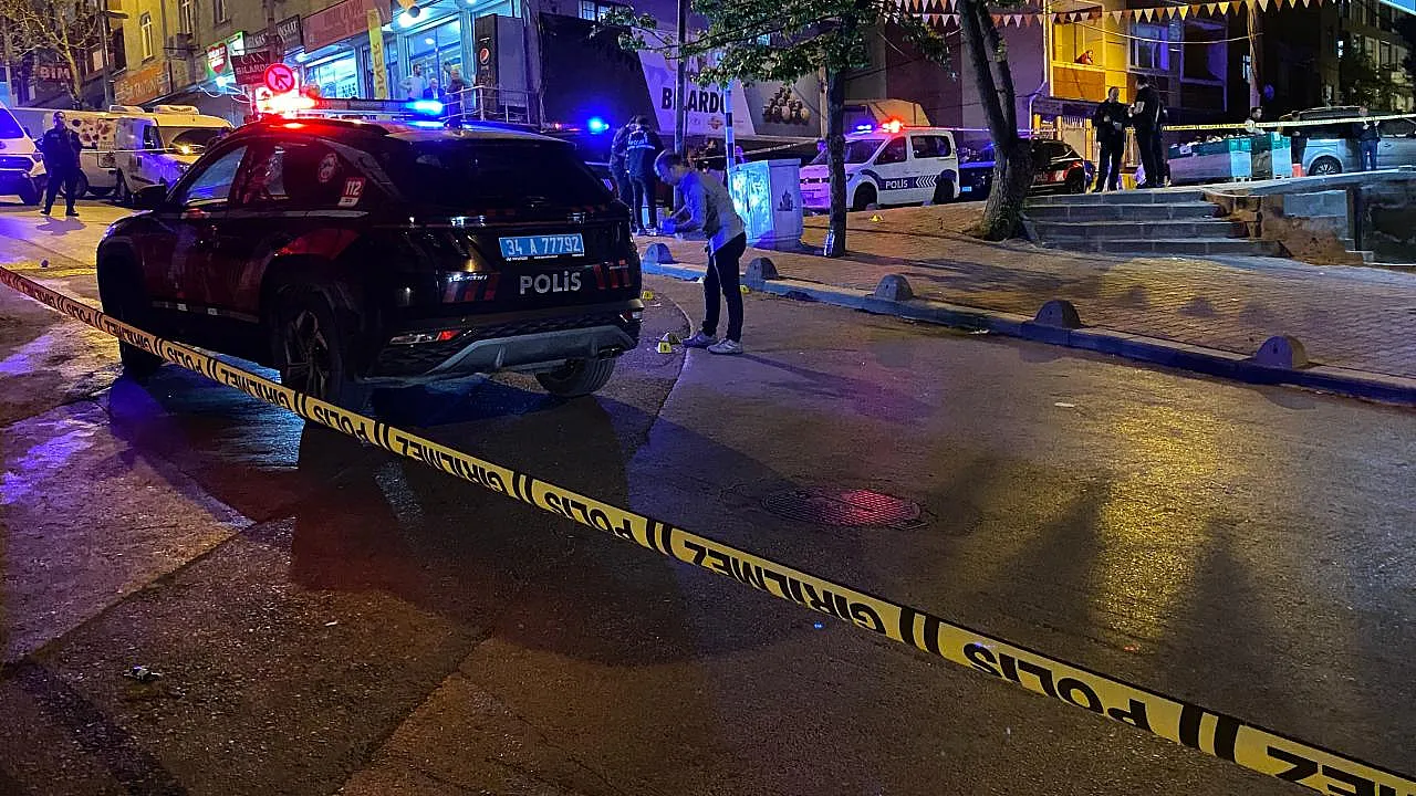 Küçükçekmece Sokaklarında Silahlı Saldırı! İki Kişi Hayatını Kaybetti, Bir Kişi Ağır Yaralandı