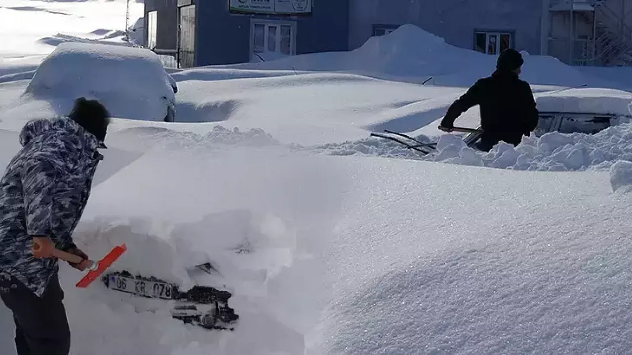 Bitlis Kar Altında Kaldı! Vatandaşlar Araçlarını Bulmak İçin Mücadele Ediyor