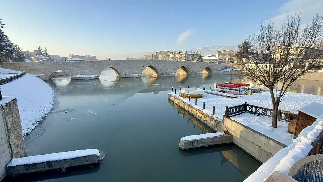 Tokat'ta Son Yüzyılın En Soğuk Ocak Ayı Yaşandı ve Yeşilırmak Buzla Kaplandı!