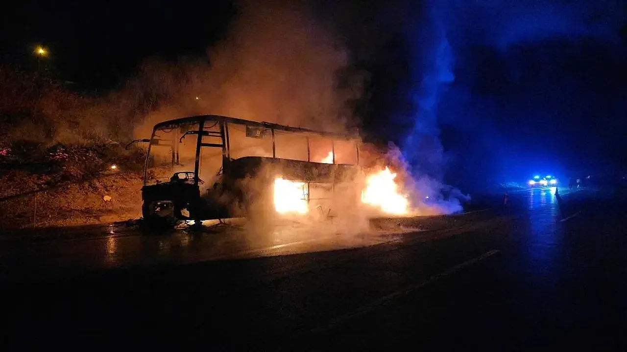 Pozantı Otoyolunda Seyir Halindeki Yolcu Otobüsü Alevlere Teslim Oldu