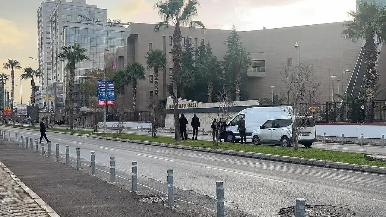 İzmir Adliyesi Yerleşkesi Girişinde Şüpheli Paket Sebebiyle Hareketli Dakikalar Yaşandı