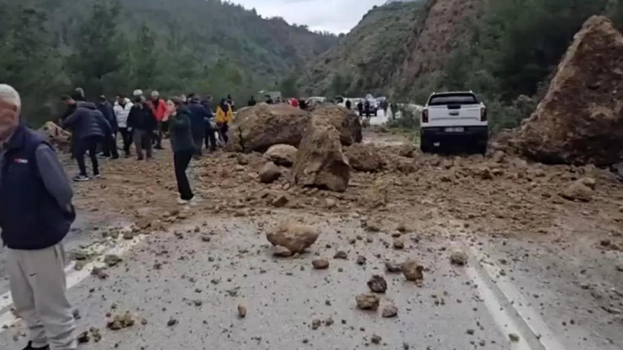 Isparta-Antalya Yolunda Heyelan!