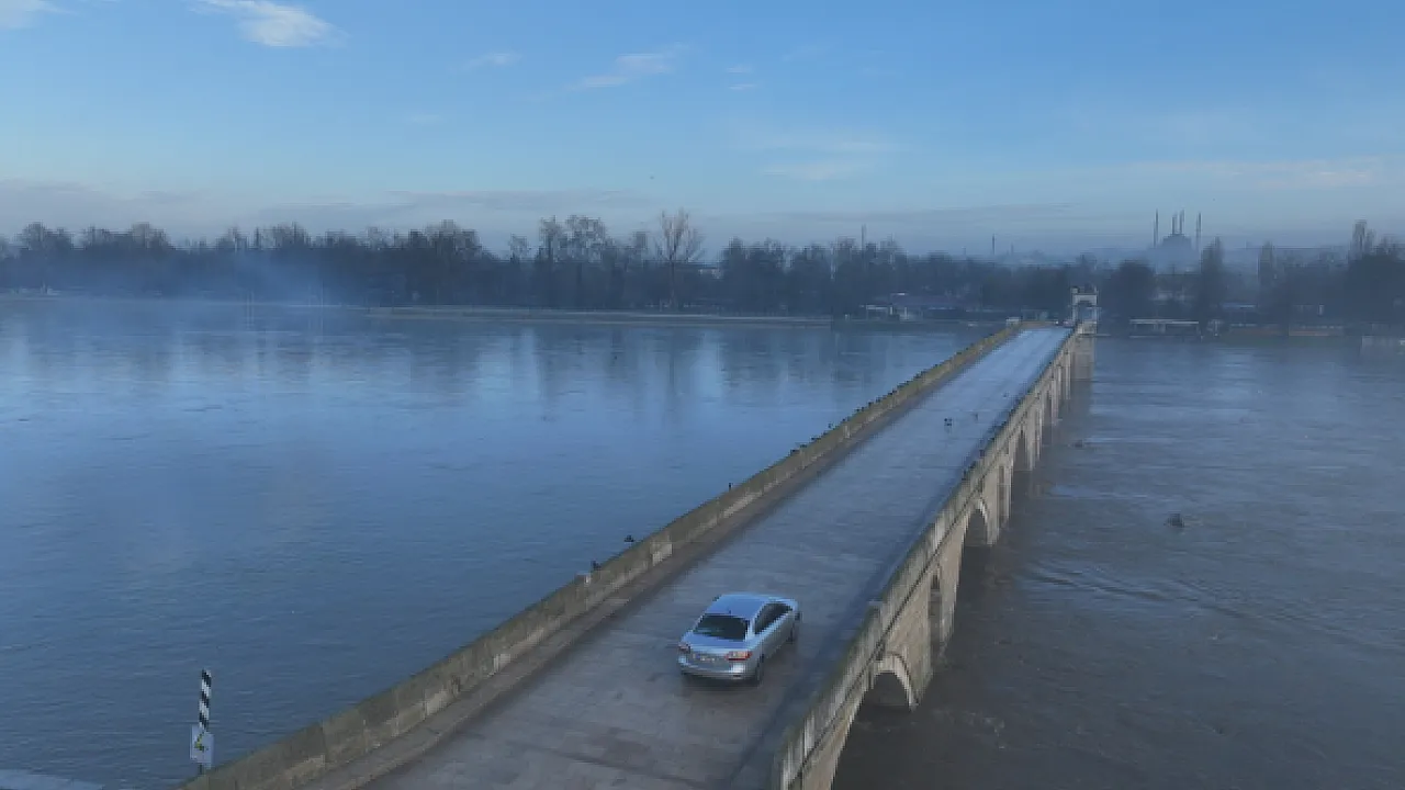 Edirne'de Meriç Nehri'nin Debisi Bir Anda 3 Katına Çıktı!