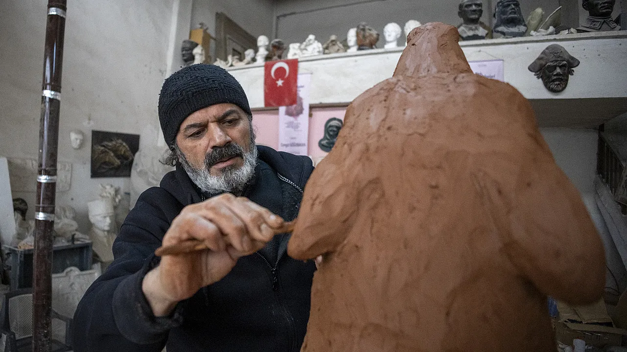 Taşa Can Veren Usta: Arslantepe'nin Dev Heykellerini Buzları Kırarak Yeniden Yazdı