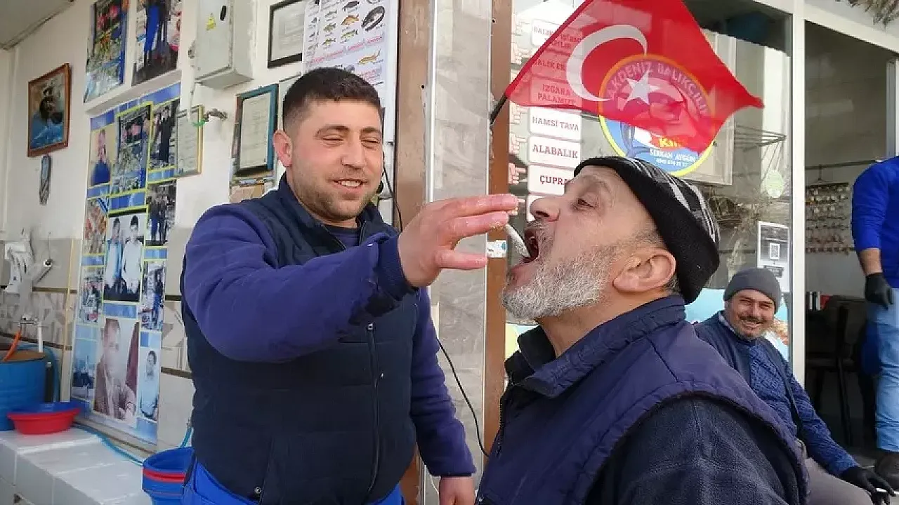 Kilis'te Şaşırtan Görüntüler: Tazeliğini Ölçmek İçin Çiğ Çiğ Yedi