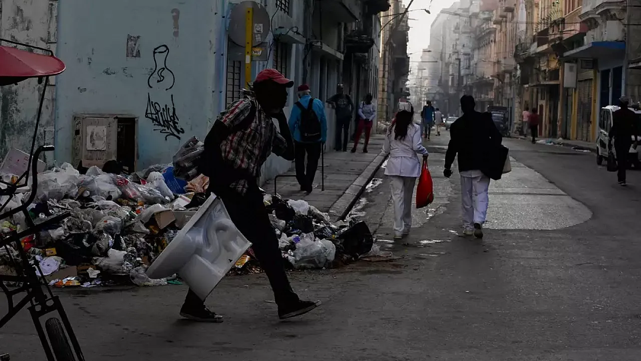 Küba'da Hayat Durma Noktasında: Başkent Çöp Dağlarına Teslim Oldu! Sadece 44 Araç Çalışıyor