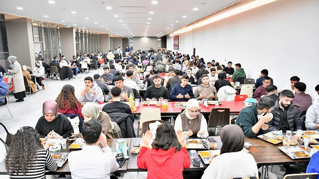Yeşilyurt Belediyesi İnönü Üniversitesi Yaşam Merkezi'nde İftar Sofrası Kurdu!