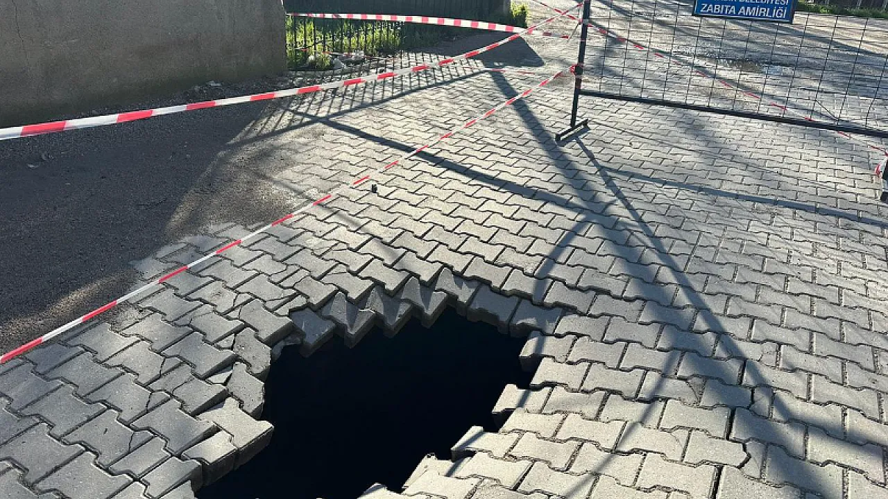Ayvacık'ta Sokak Ortasında 2 Metrelik Çukur Oluştu!