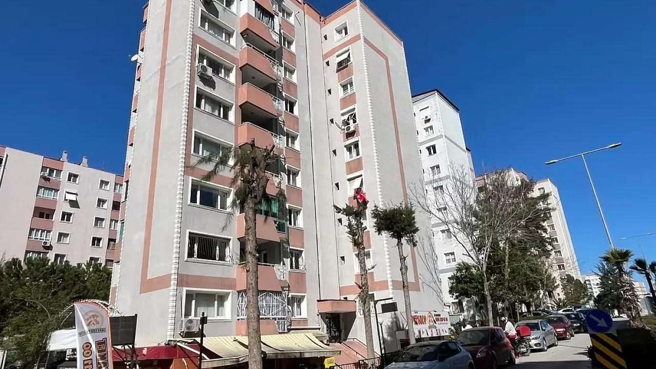 Kapılara Dışkı, Asansöre Çöp: İzmir'de Apartman Sakinleri İsyanda