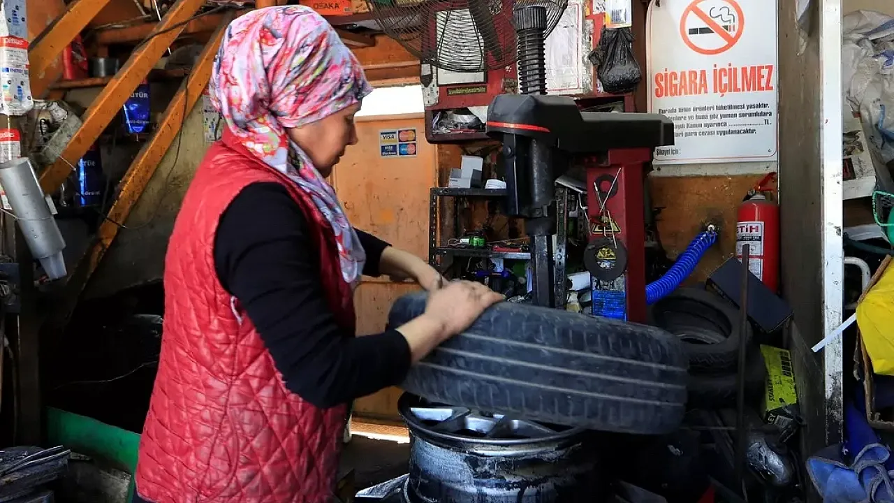 Elinde Kriko ile Şaşırtıyor: Erkek İşine Kadın Dokunuşu