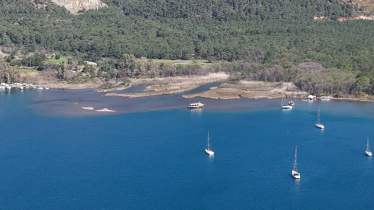 Marmaris'te Deniz Metrelerce Çekildi: Tekneler Karaya Oturdu