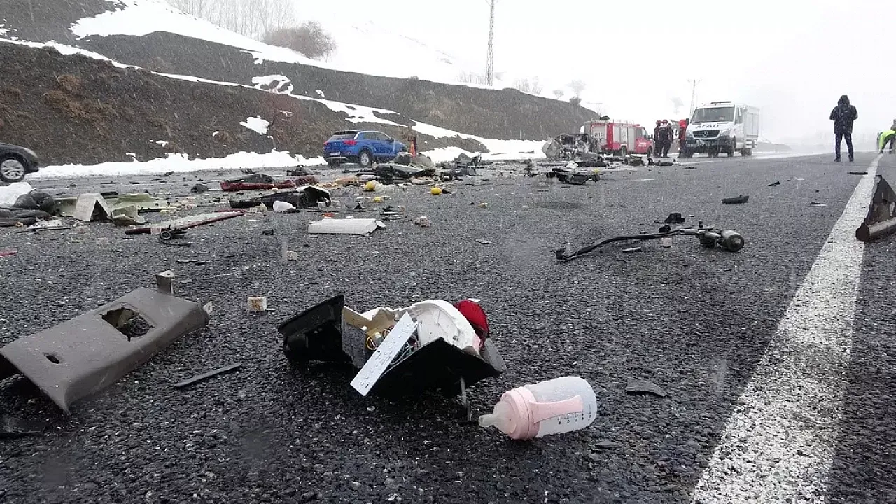 Bitlis'te Feci Kaza: Anne, Baba ve Bebek Hayatını Kaybetti