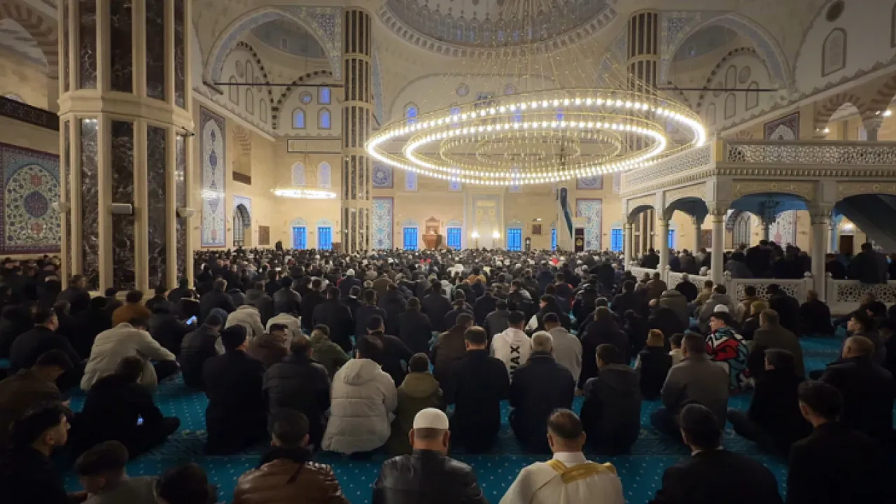 6 İlde Bayram Namazı Coşkusu: Malatya'dan Şanlıurfa'ya Camiler Dolup Taştı!