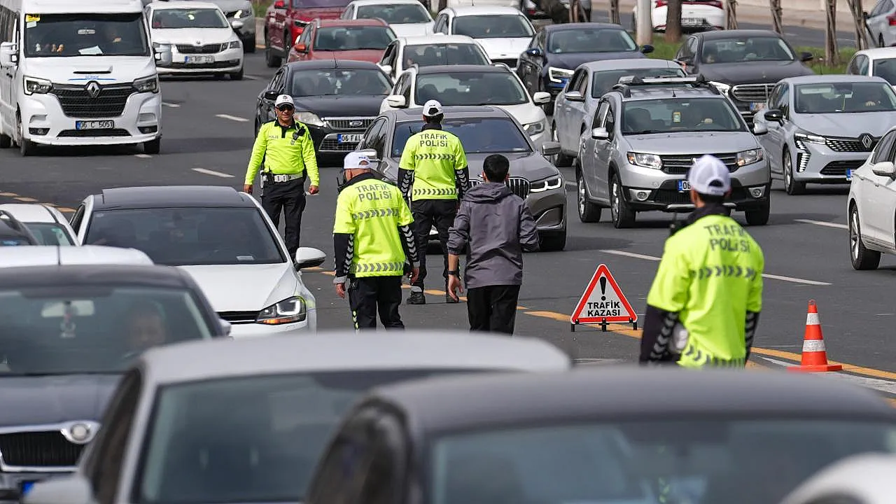 Huzur İstanbul Uygulaması: Aranan Yüzlerce Kişi Yakalandı, Trafikte Ceza Yağdı