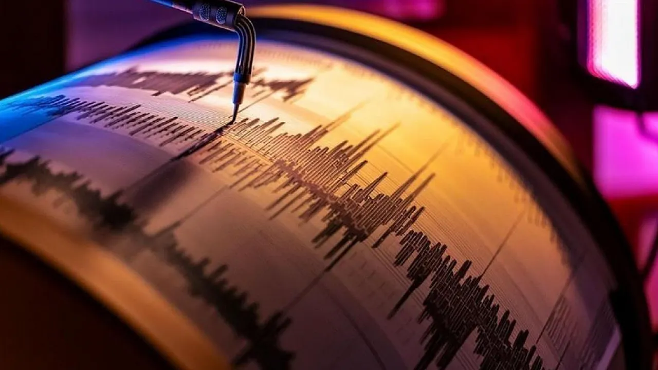 Endonezya'da 7,4'lük Deprem: Tsunami Uyarısı Verildi