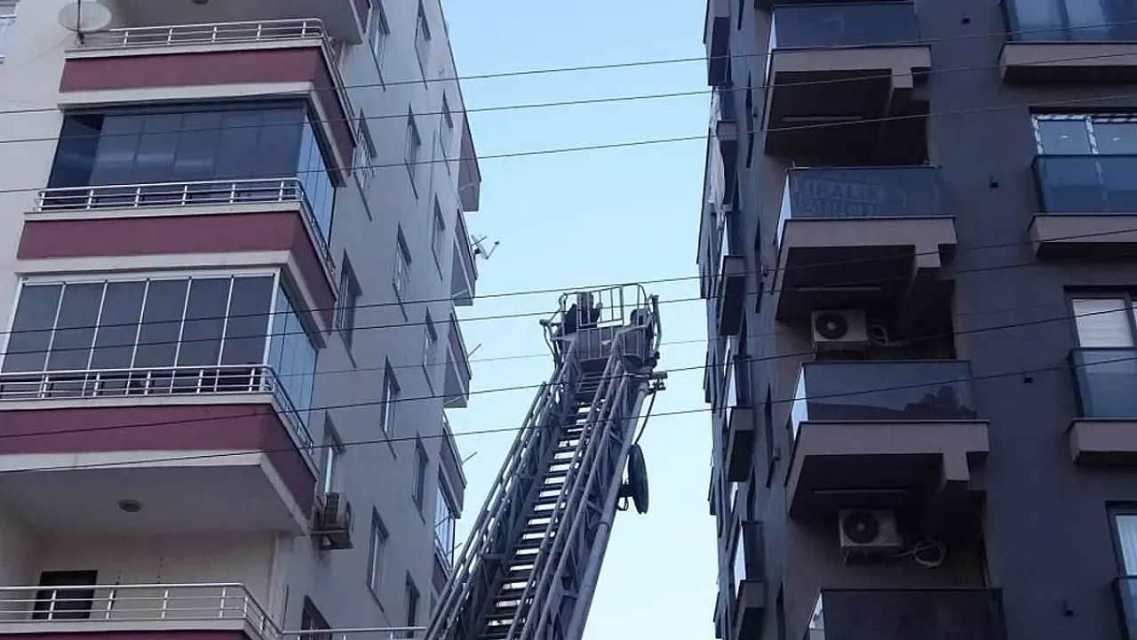 Perdeyle Firar Denemesi Balkonda Bitti! Erdemli'de Nefes Kesen Kurtarış