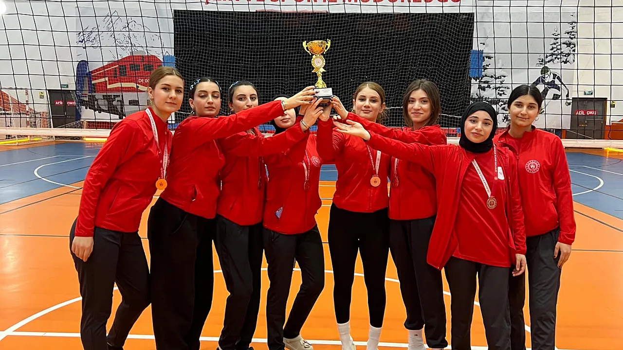 Kars'ta Malatya Rüzgarı Esti! Filenin Kraliçeleri 44 Şampiyonluk Kupasını Kaldırdı