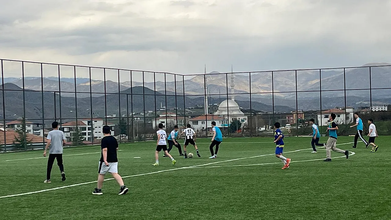 Kale'de Bayram Heyecanı Sahaya İndi! Ortaokullar Arası Futbol Turnuvası Başladı