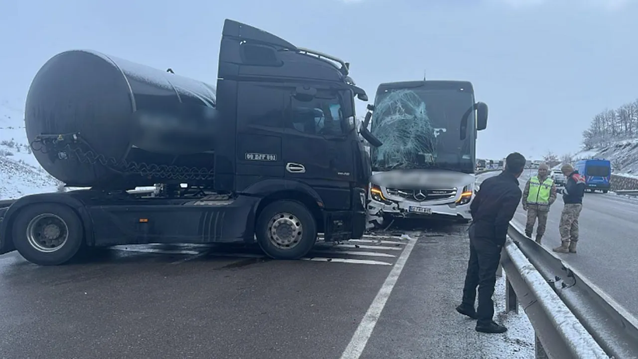 Erzurum'da Yolcu Otobüsleri ve Tırlar Çarpıştı! 5 Kişi Yaralandı