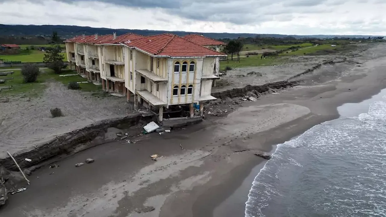 Karasu Sahilinde Doğa Felaketi: Dalgalar Tatil Köyünü Yuttu