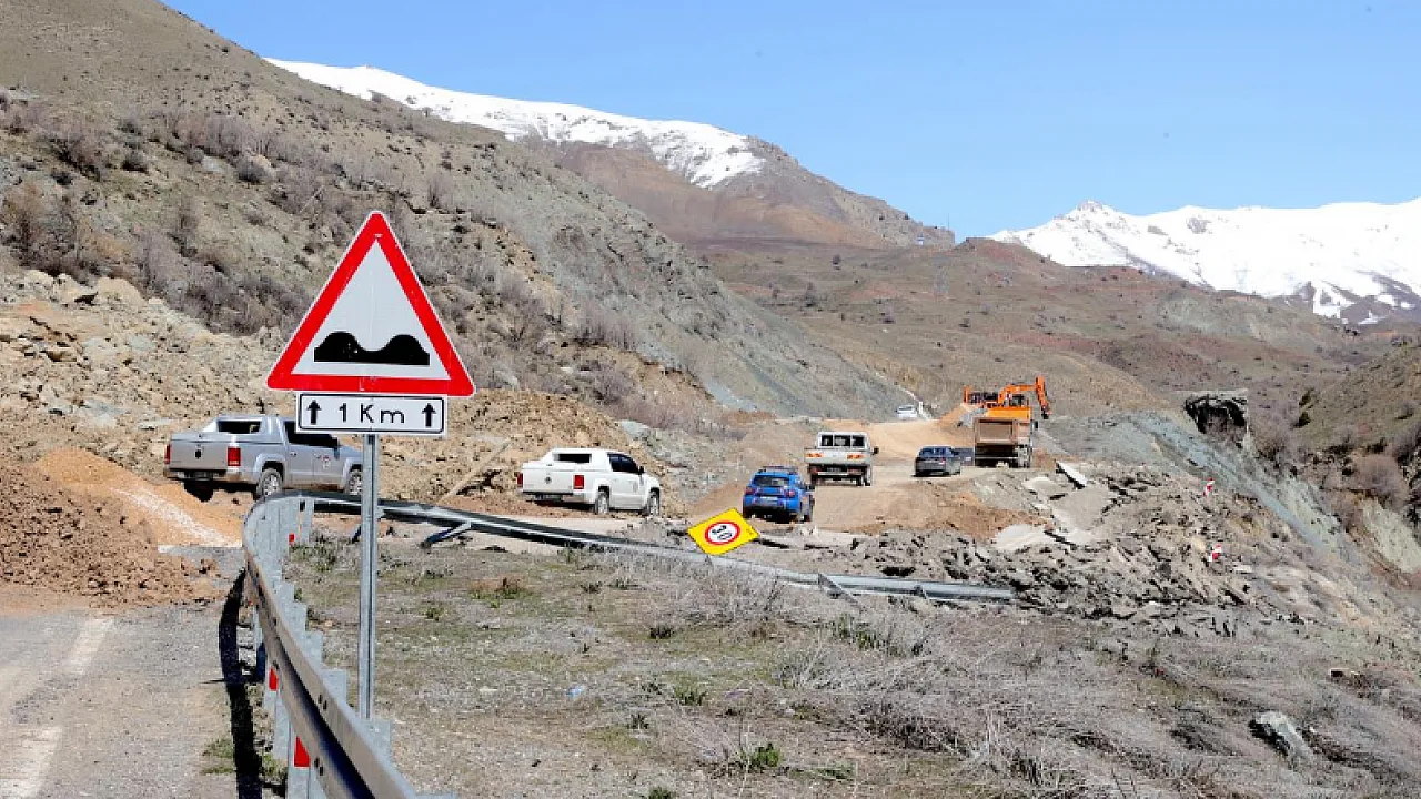 Hakkari-Van Yolunda Heyelan!