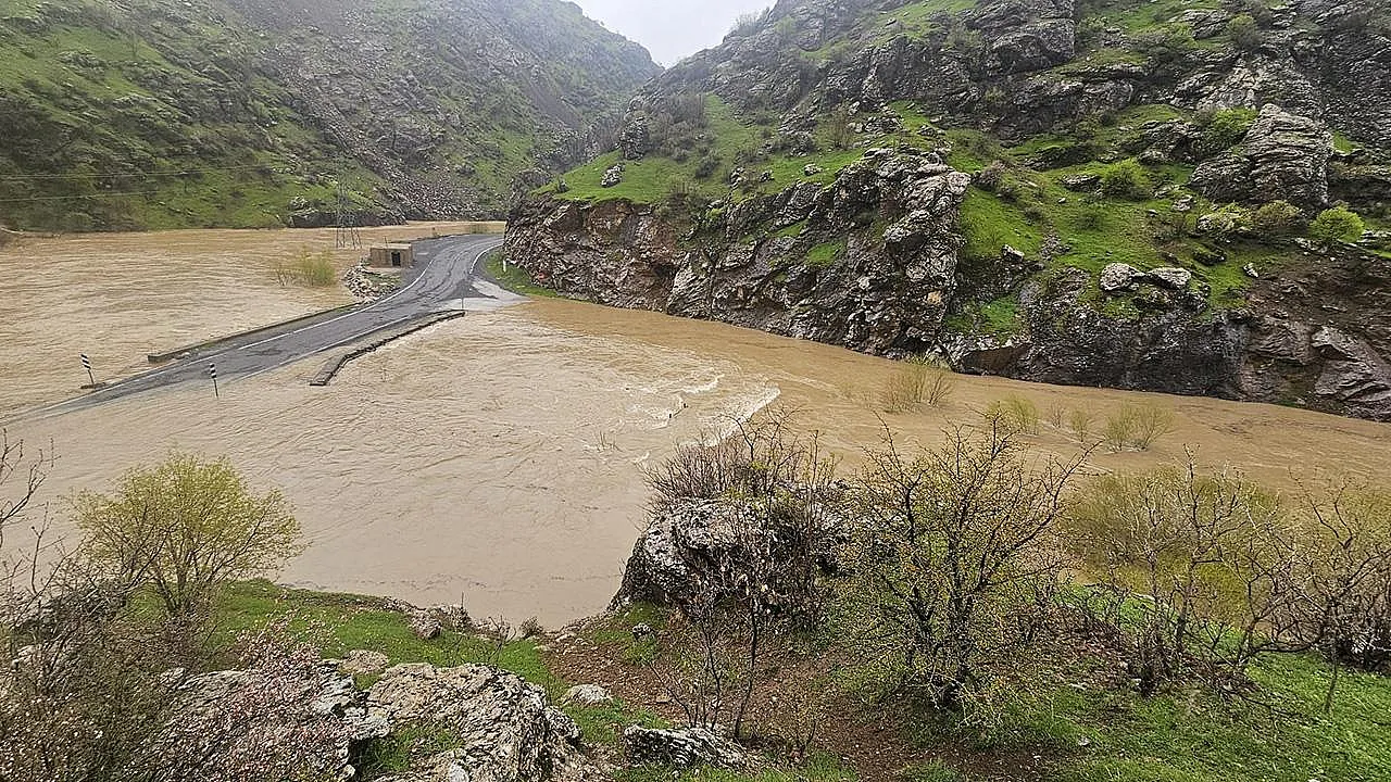 Hakkari'de Sağanak Dehşeti! Dere Taştı, İki İlçe Arasındaki Yol Sulara Gömüldü
