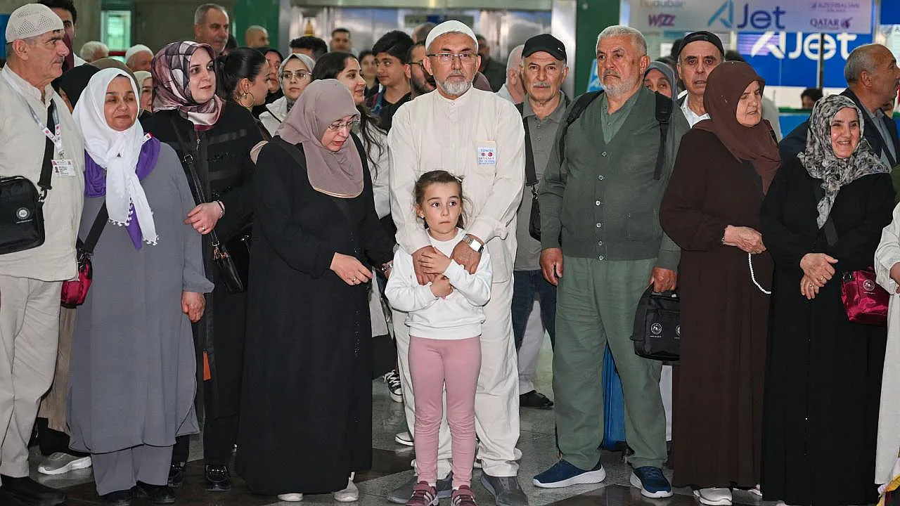 Ankara'da Hac Heyecanı Başladı! İlk Kafile Gözyaşları ve Dualarla Uğurlandı