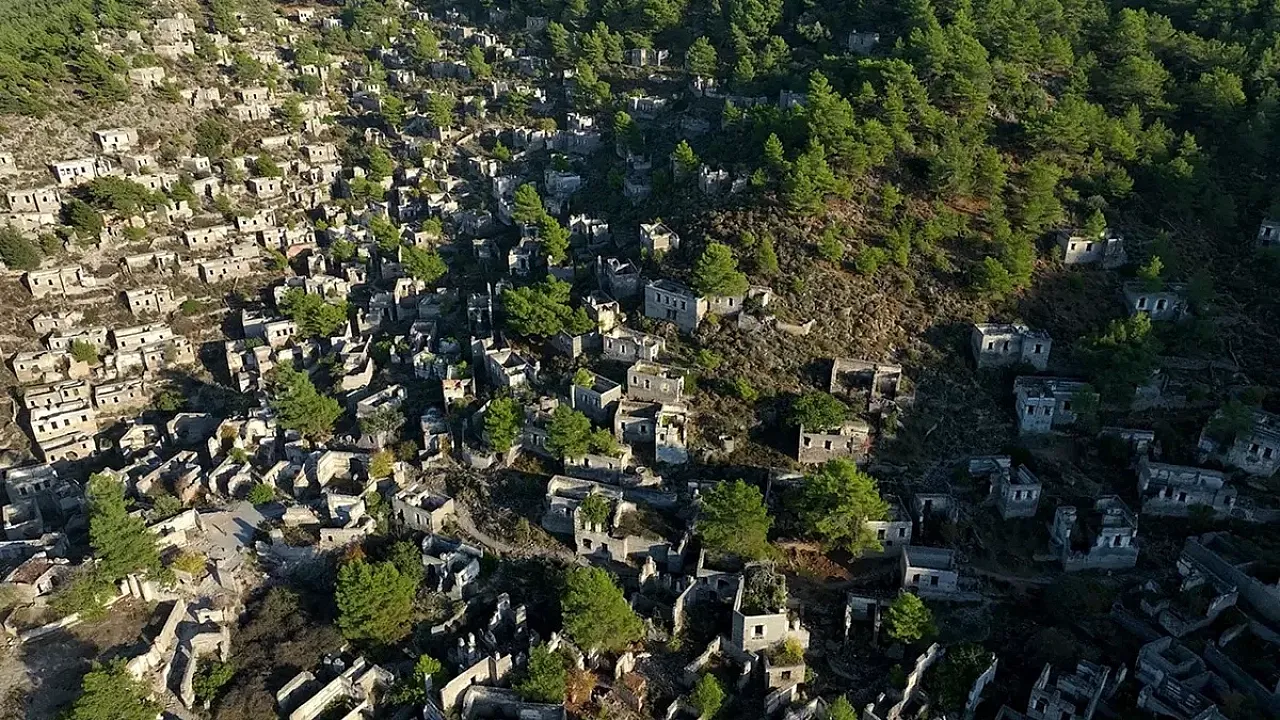 Ege'nin Kalbinde Sessiz Bir Çığlık! 69 Yıldır Terk Edilmiş Olan Hayalet Köy Havadan Görüntülendi