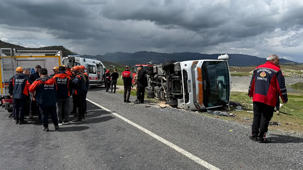 Diyarbakır'da Midibüs Devrildi, Çok Sayıda Yaralı Var!
