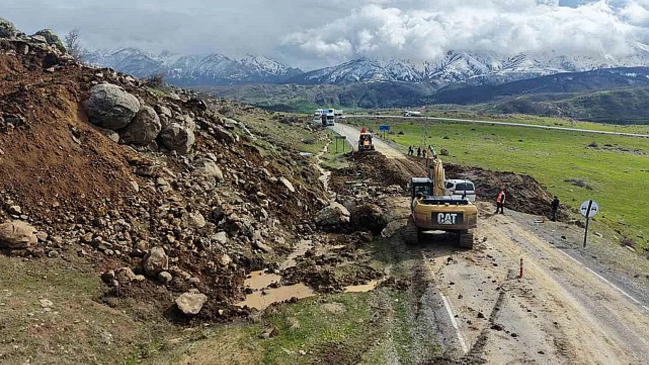 Muş-Diyarbakır Yolunda Heyelan! Ulaşım Tamamen Durdu