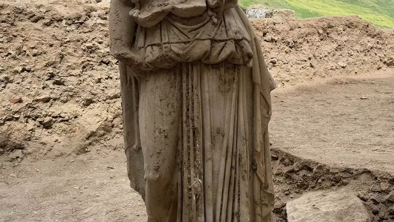 Denizli'de Toprağın Altından İhtişam Çıktı! 2 Metrelik Mermer Athena Heykeli Bulundu!