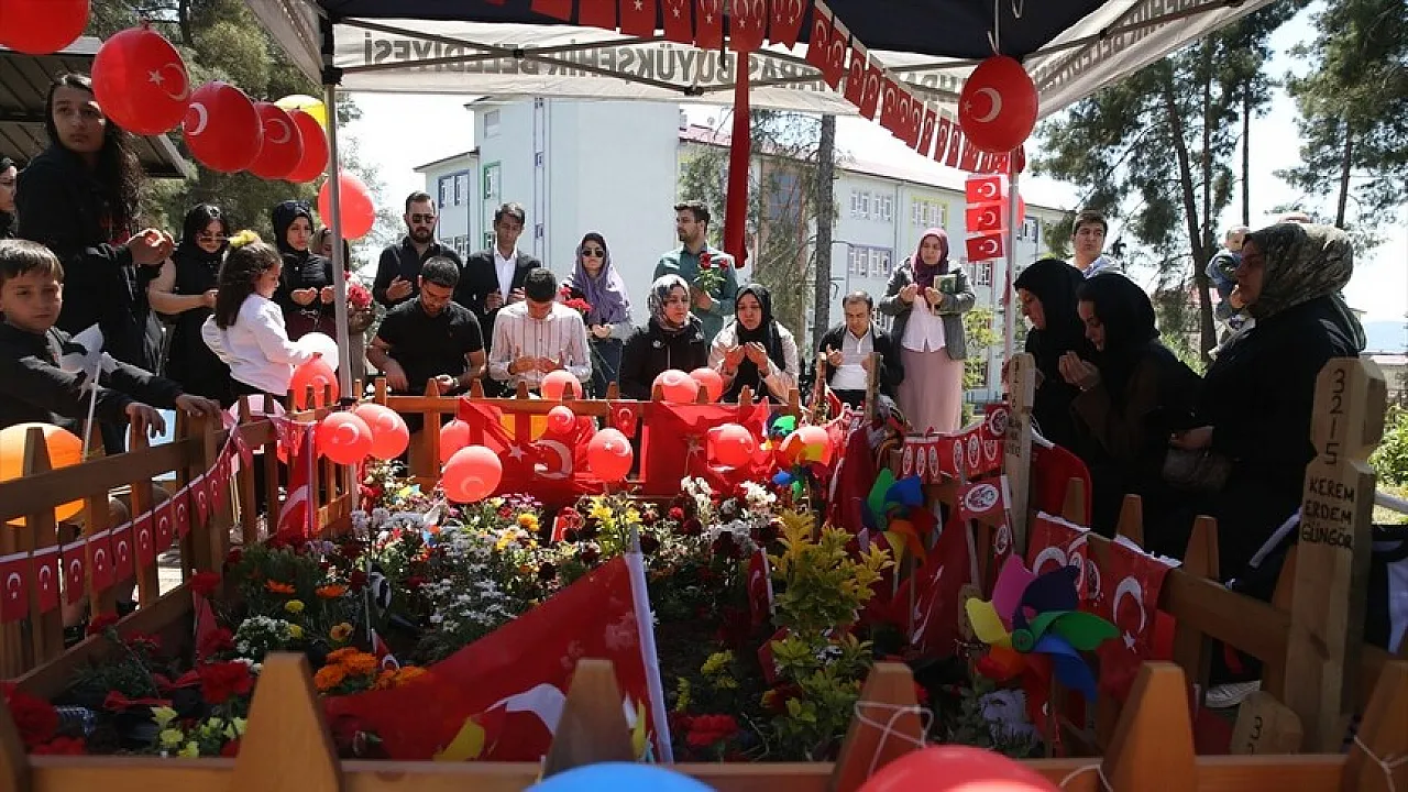Kahramanmaraş'ta En Acı 23 Nisan! Okul Saldırısında Ölen Çocukların Mezarları Çiçek Açtı!