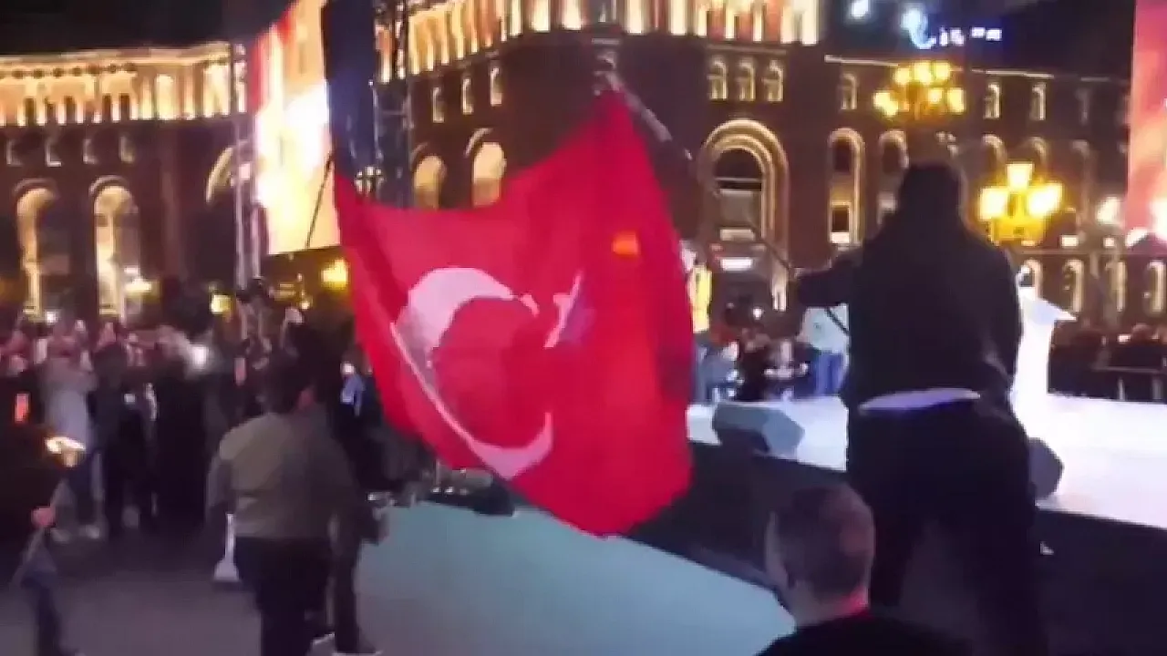 Provokasyona Hükümet Freni! Ermenistan'da Bayrak Yakma Krizine Kınama!