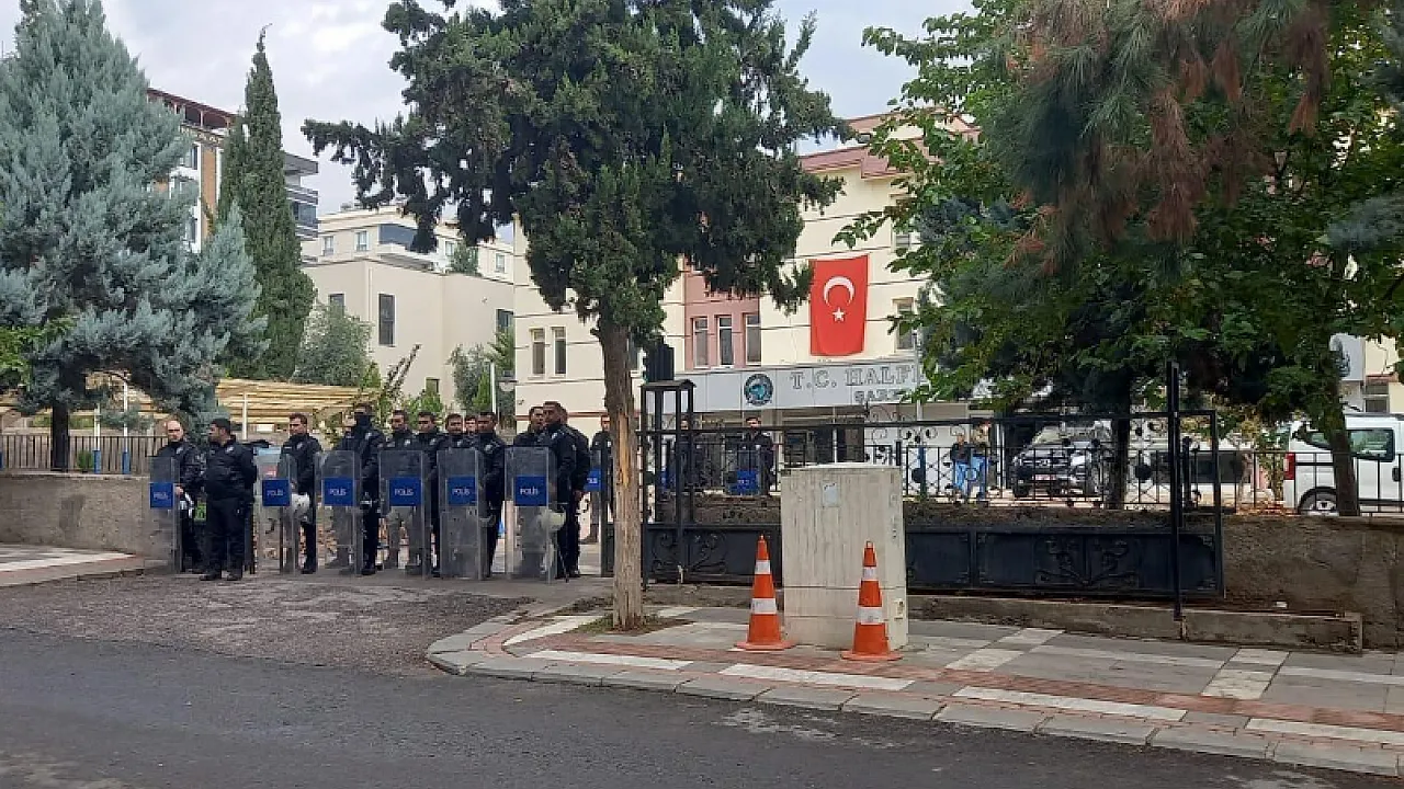 Şanlıurfa Halfeti Belediyesi'nde Operasyon! Çok Sayıda Gözaltı Var