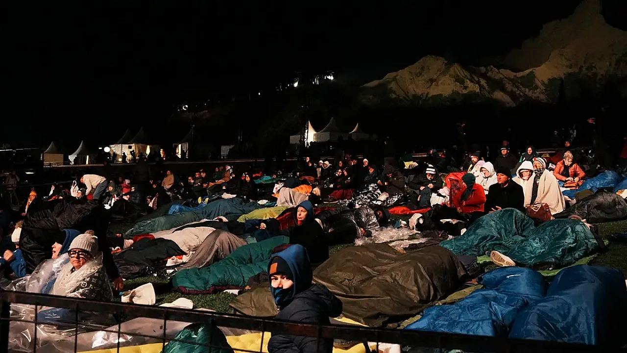 Gelibolu'da Tarihi Gece! Anzak Torunları Atalarının İzinde Koya İndi