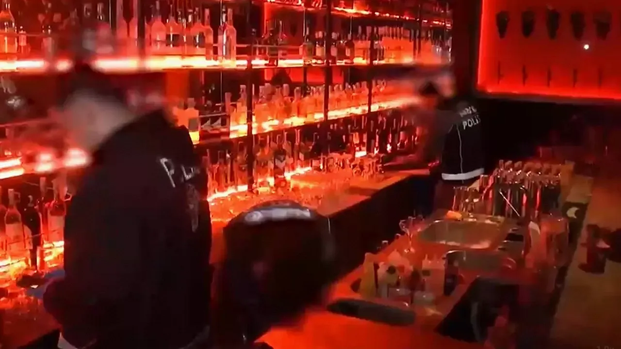 Kadıköy'de Gece Kulüplerine Şafak Baskını! Kuaför ve Bijuteride Uyuşturucu Tezgahı