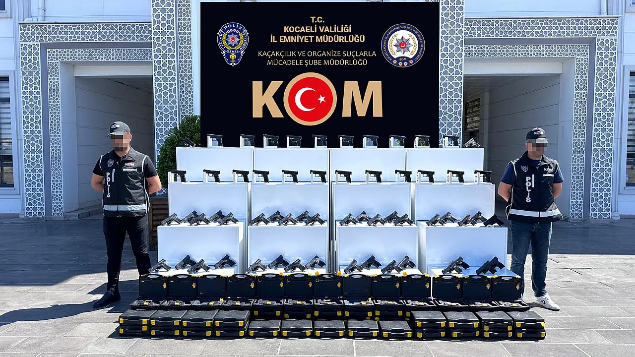 Otoyolda Cephanelik Çıktı! Kocaeli' de Minibüsten 60 Ruhsatsız Tabanca Fışkırdı